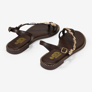 Sandalias de dedo marrones con hojas metálicas