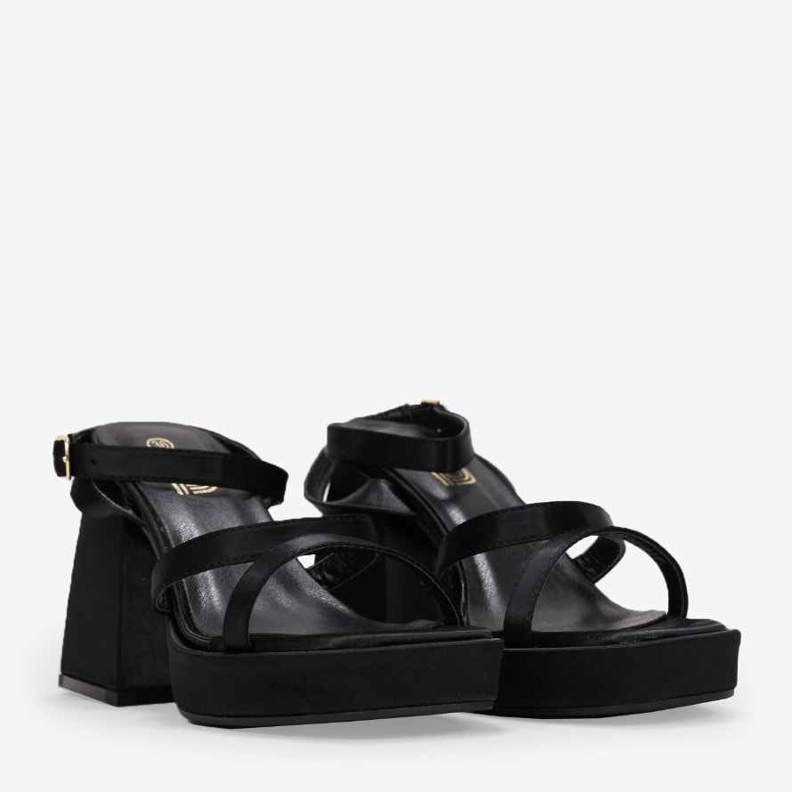 Sandalias de tacón campana negras en satén