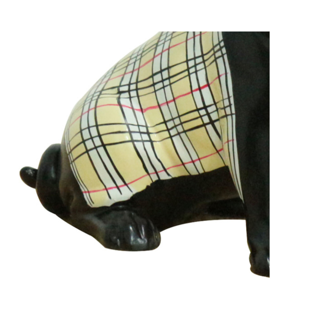 Statuette chien carlin en résine noir avec tartan écossais H20cm - MAX