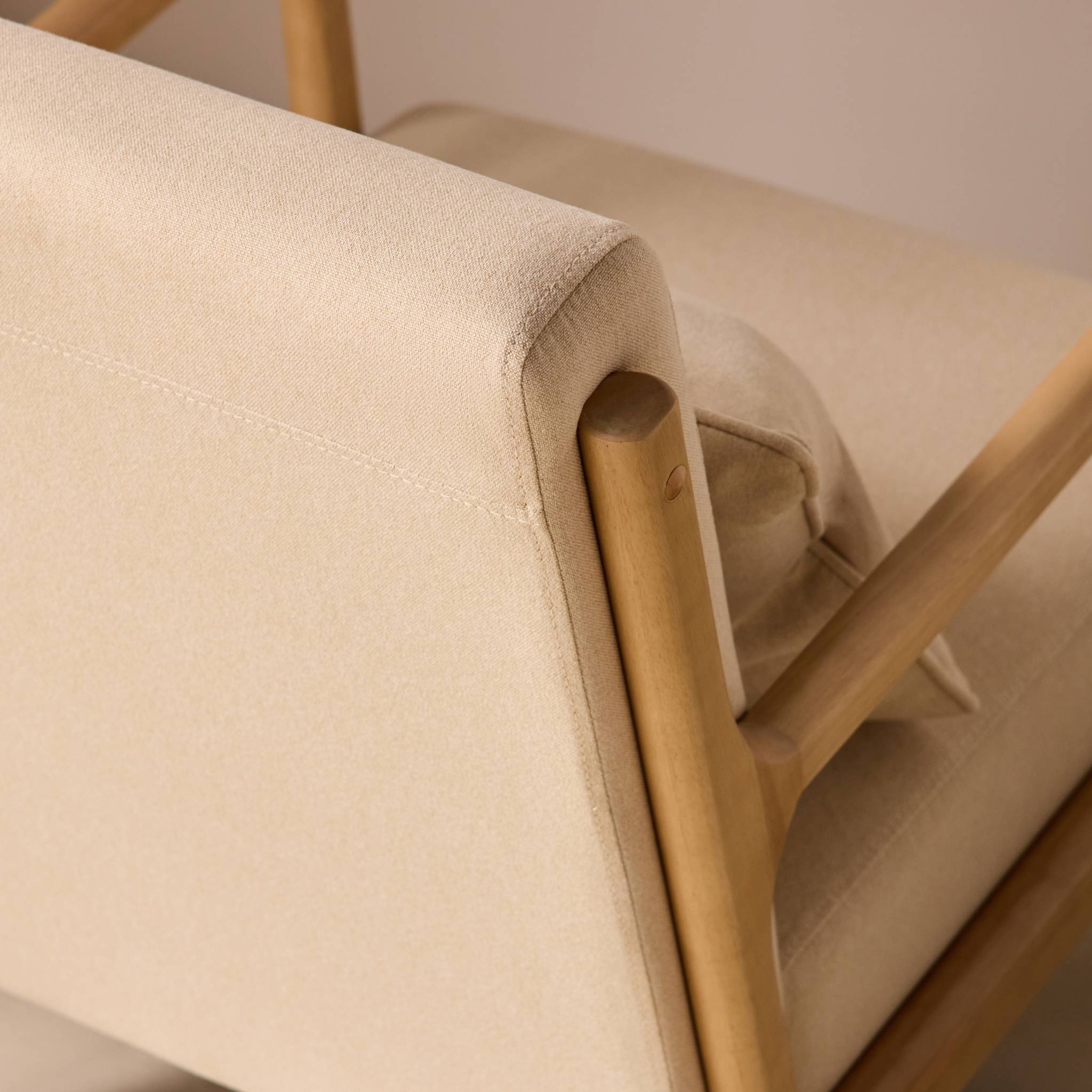 Fauteuil scandinave bois d'hévéa et tissu LORENS