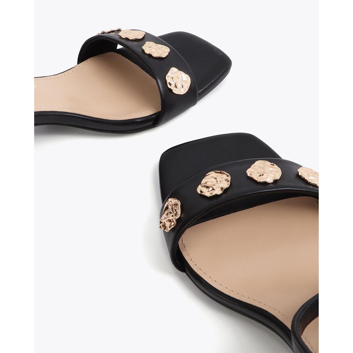 Sandalo con tacco e decorazioni metalliche