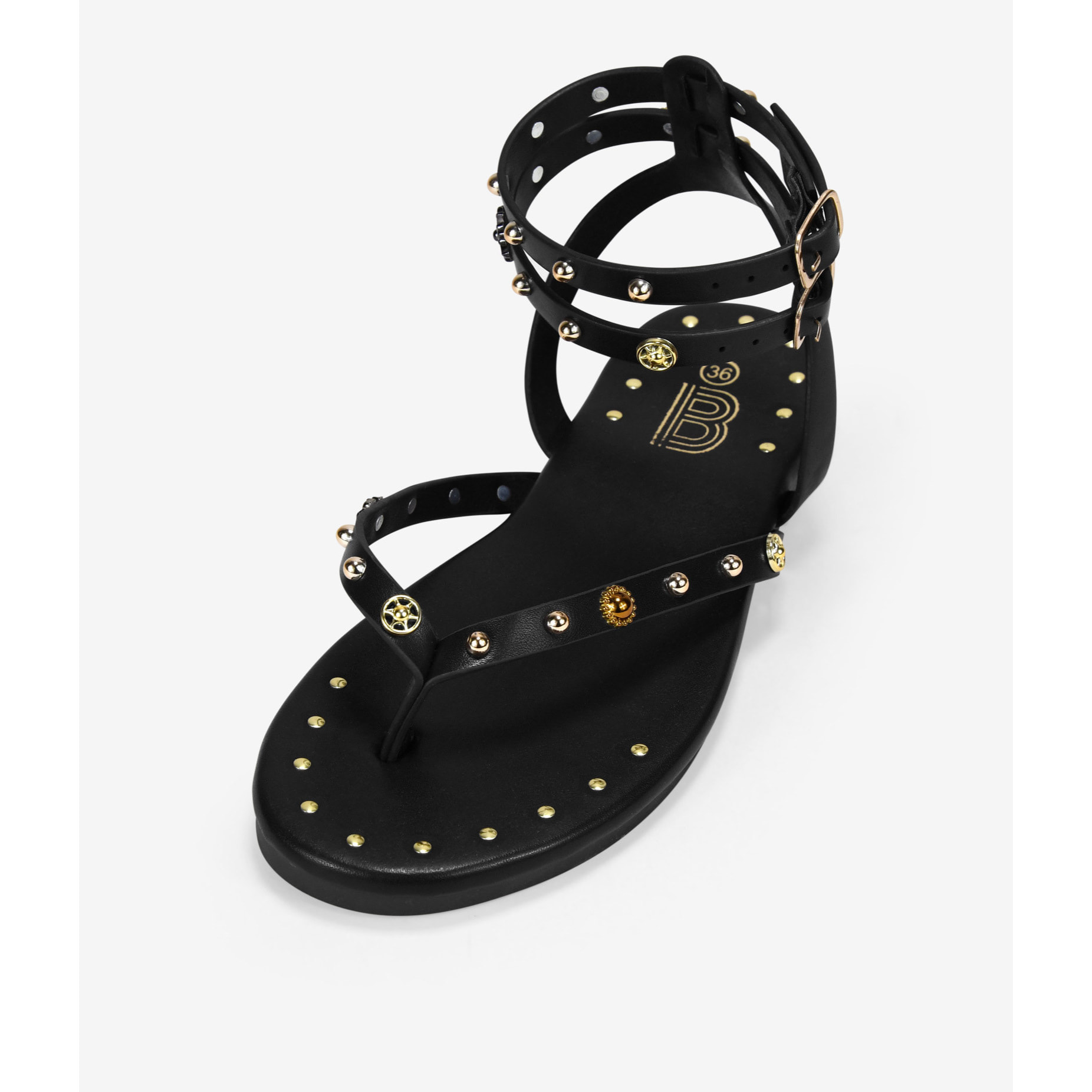 Sandalias planas negras con tachuelas y doble pulsera