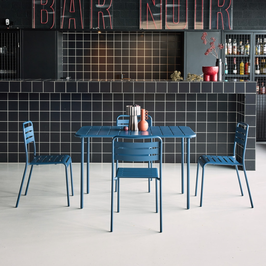 Table de jardin métal + 4 assises bleu marine en acier. Amelia. 120 x 70 x 72.5 cm