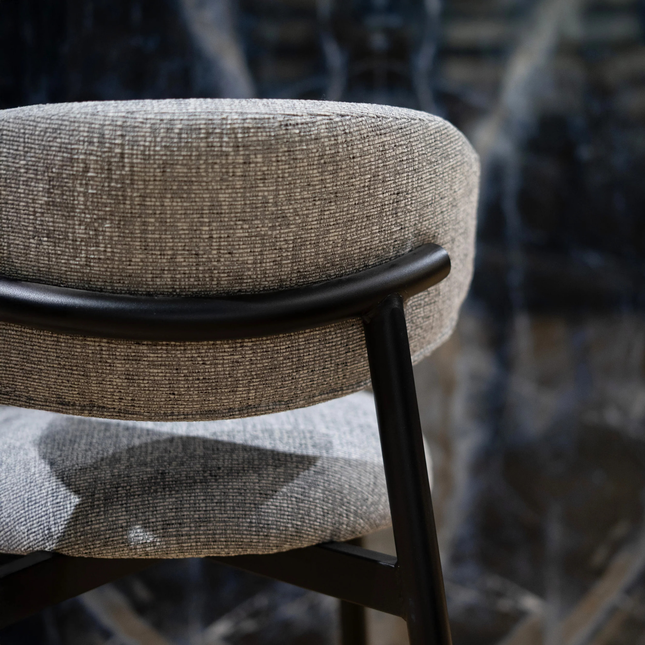 Lot de 2 chaises en tissu gris foncé chiné et pieds en métal noir - Nao