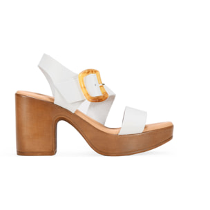 Sandalias de piel blancas con tacón efecto madera y hebilla
