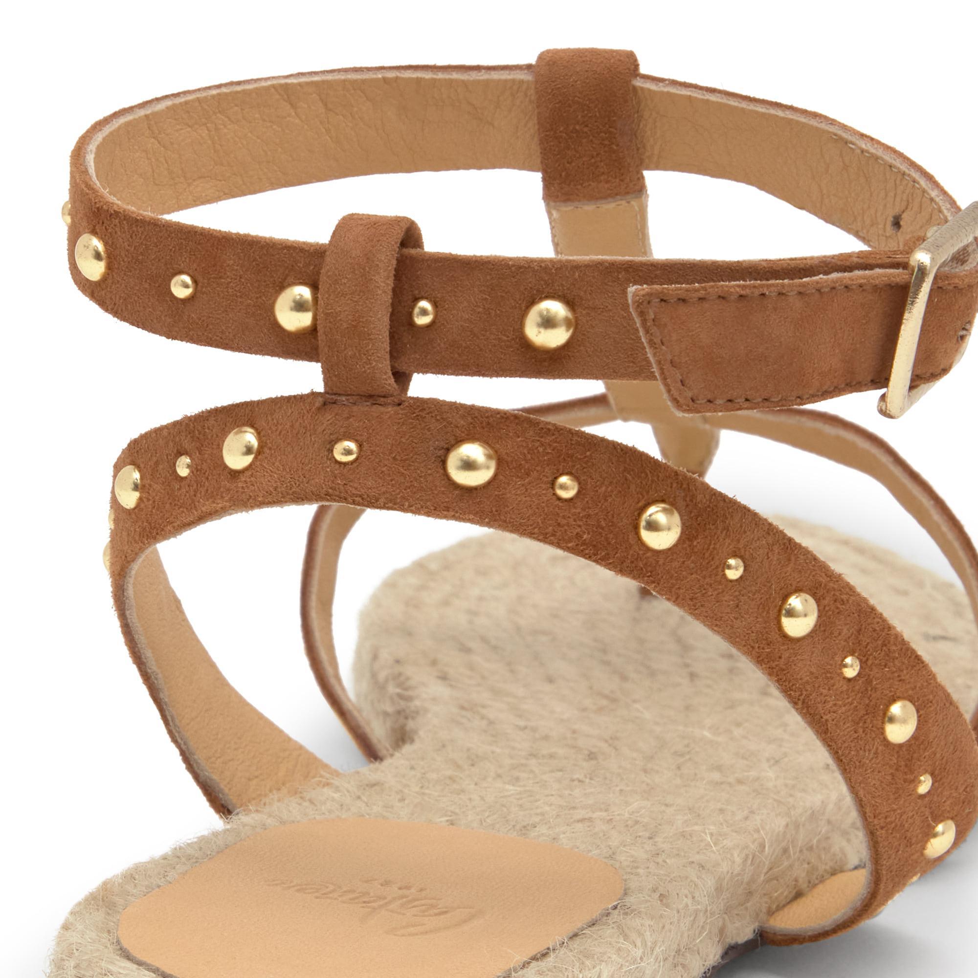 Sandalia plana de dedo Pati en ante y tachuelas