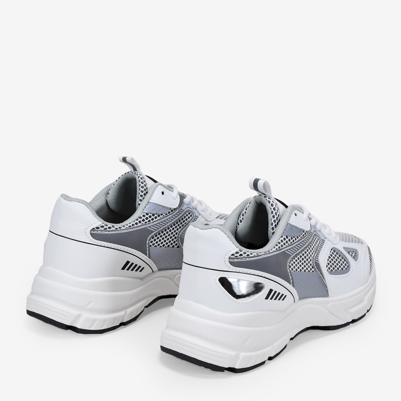 Zapatillas de plataforma blancas con rejilla y cordones