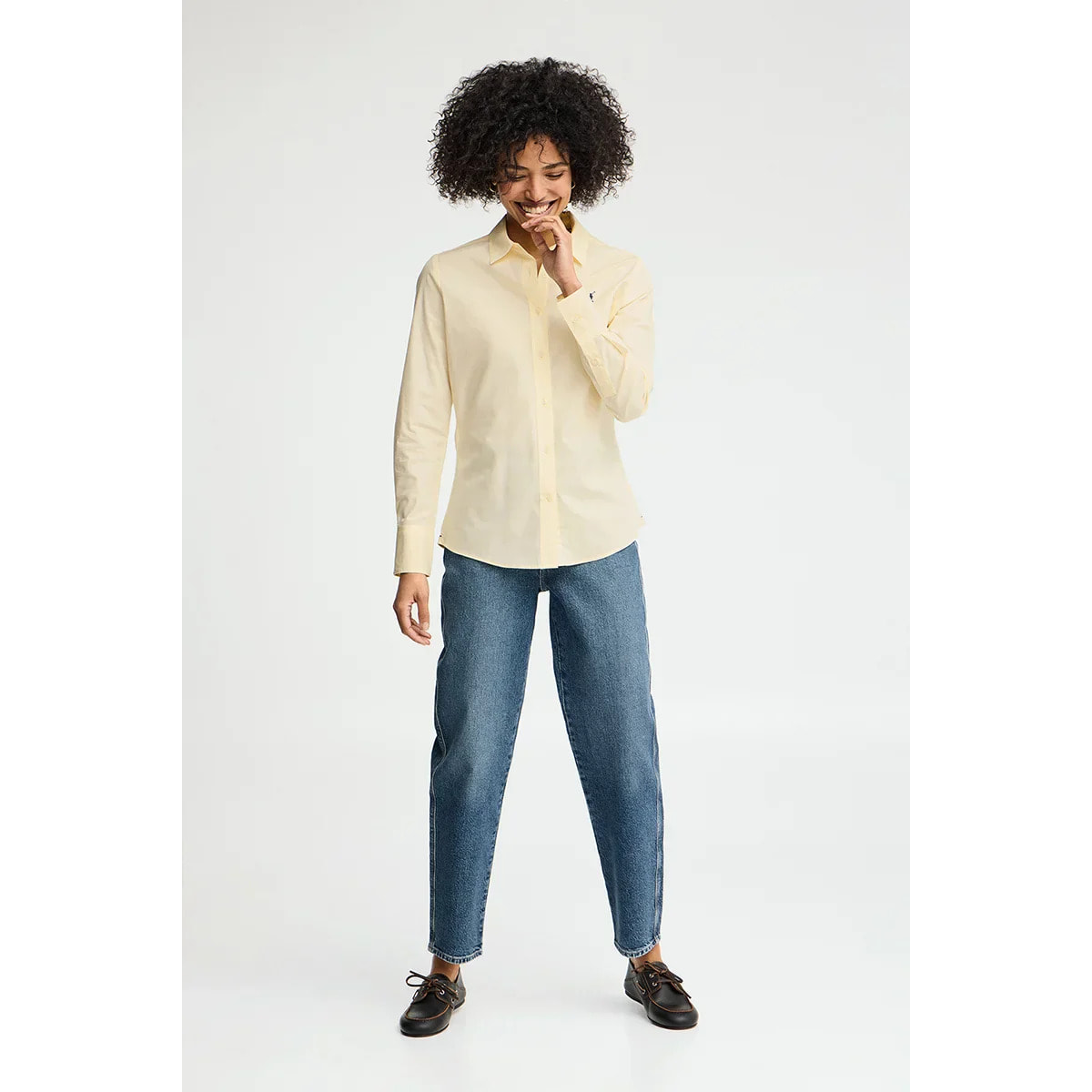 Camisa de popelín amarillo pastel con corte slim y bordado Rigby Go