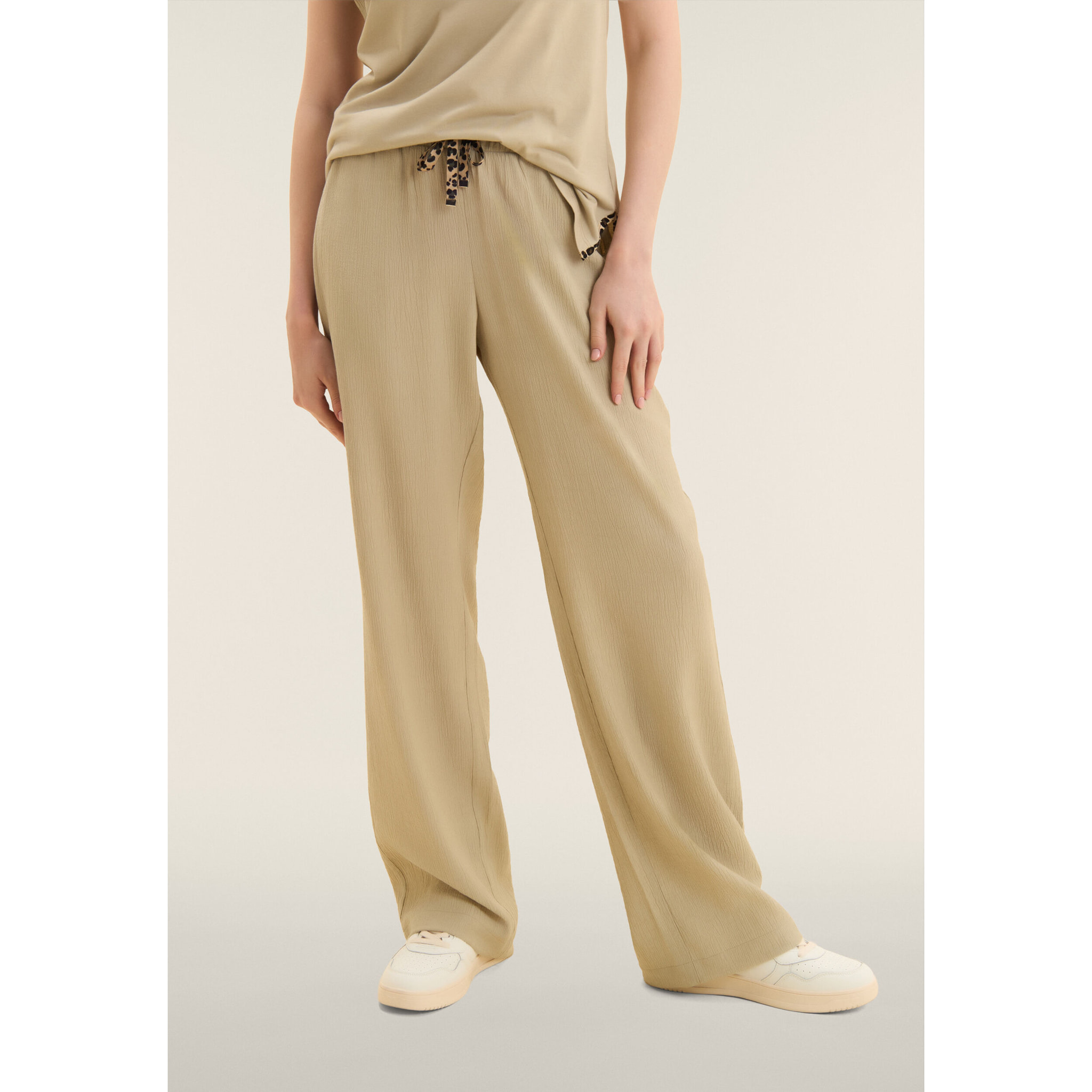 Pantaloni wide leg in tessuto crinkle fluido