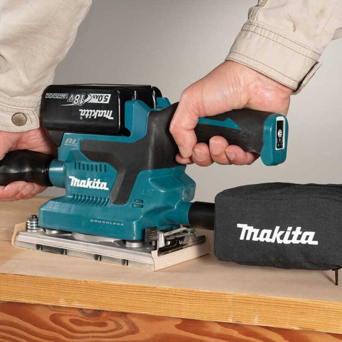 Ponceuse vibrante 18V 93x185 mm Bluetooth AWS - MAKITA - avec 2 batterie 18V 5.0Ah - chargeur- MakPac - DBO381RTJU