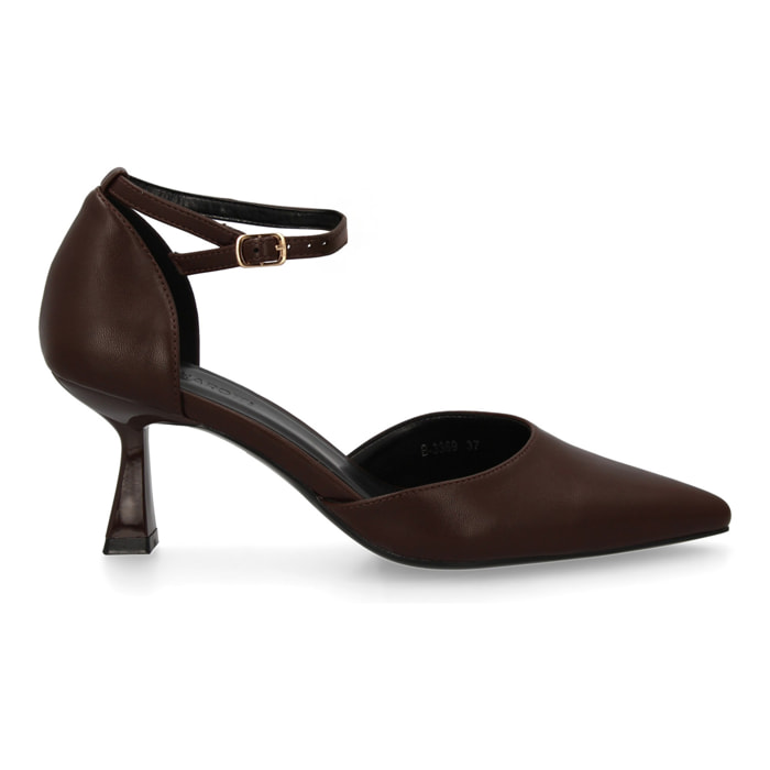 Zapato de salón con cierre de hebilla