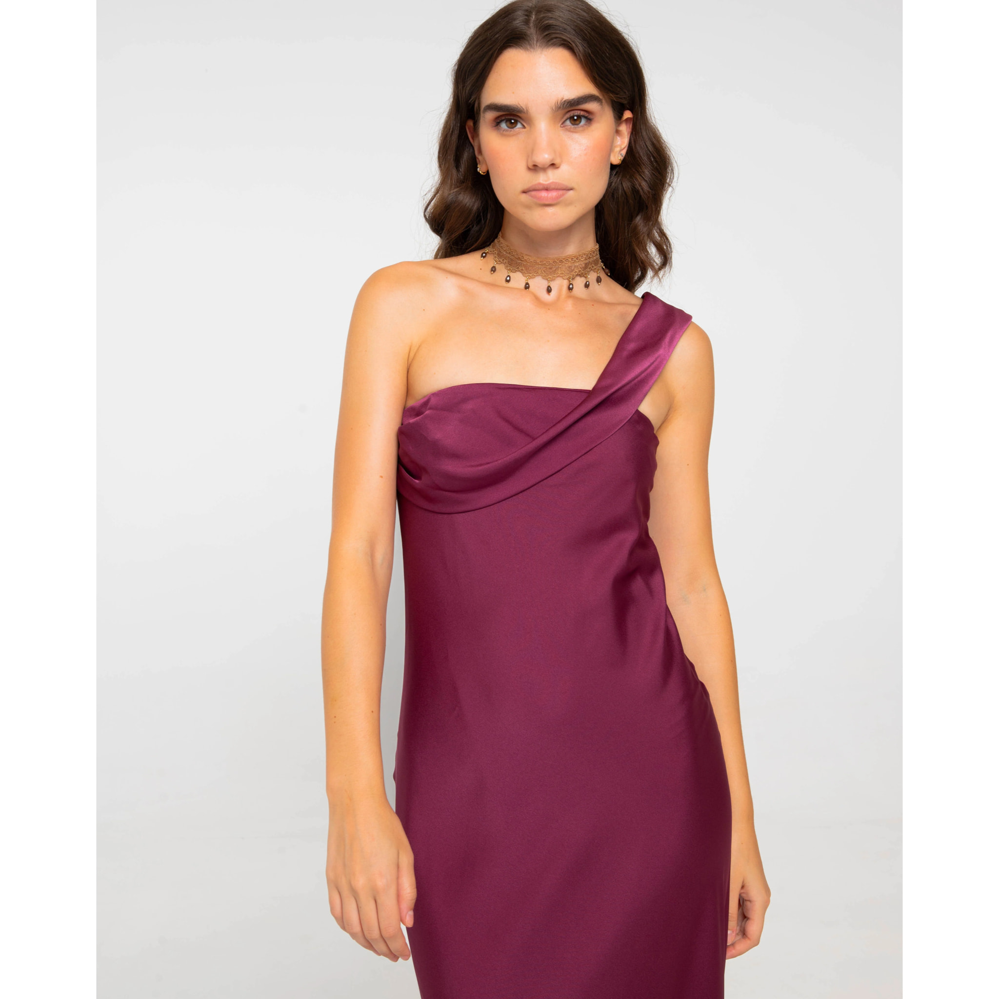 Vestido largo con escote asimétrico