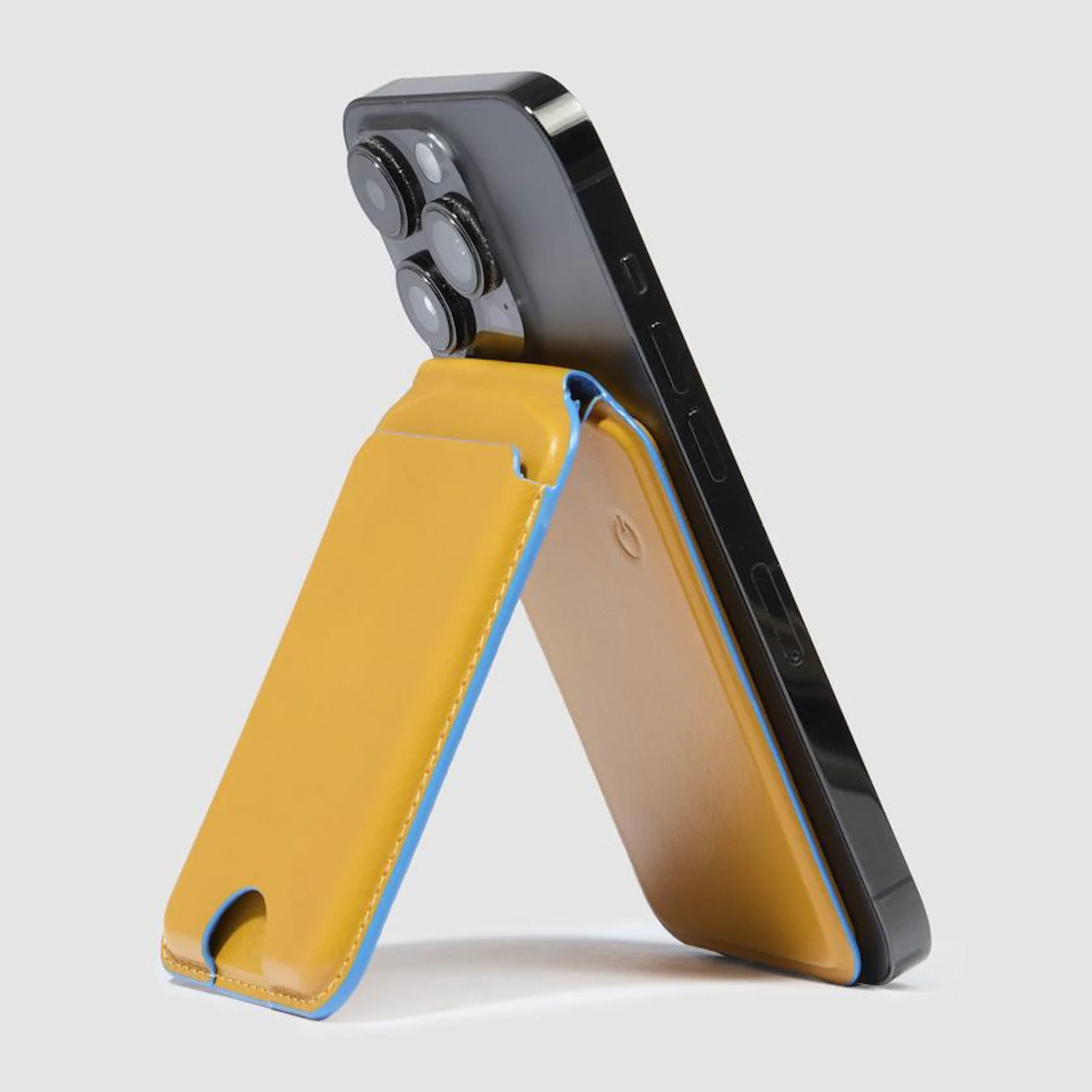 Piquadro MagSafe charger with locatable credit card holder