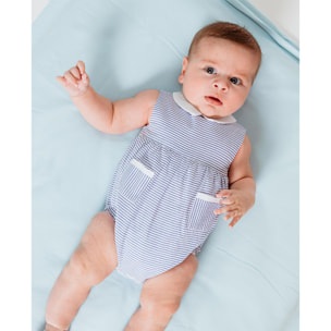 Pelele de rayas azules. Cuello y detalle en el bolsillo blanco, pantalón fruncido.