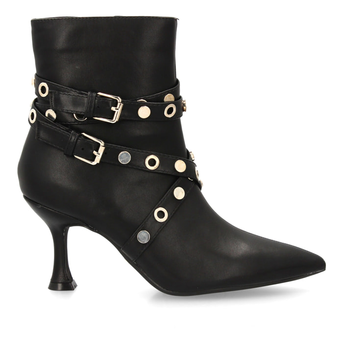 Botín elegante con tiras y hebillas.