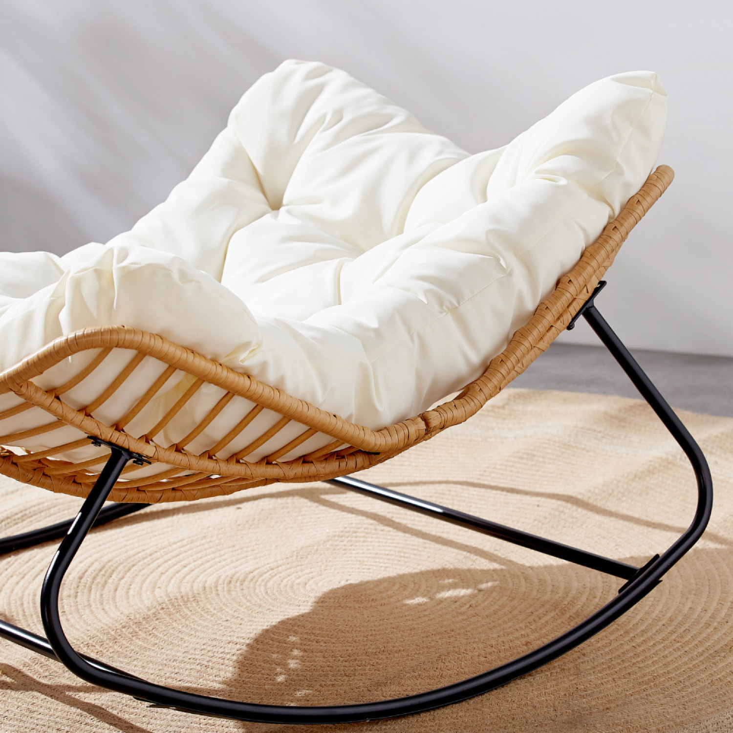 Fauteuil à bascule en résine tressée coussin beige BARCELONA