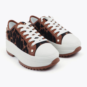 Sneaker con plateau e stampa leopardata con dettaglio borchiato
