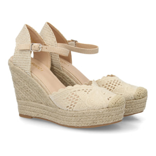 Alpargata cuña destalonada con calados para mujer.