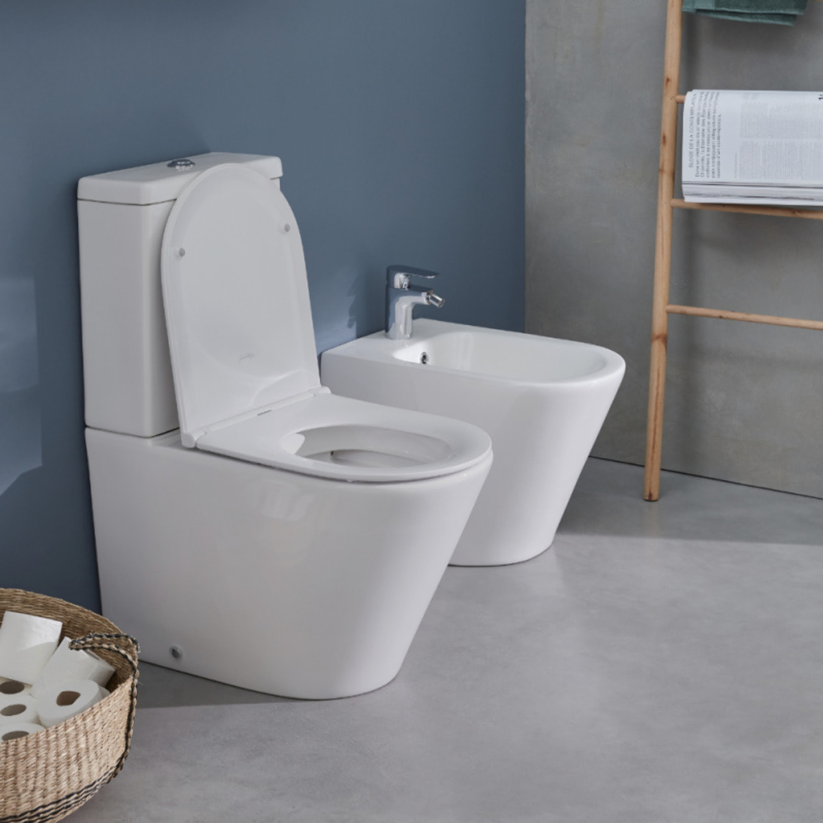 WC au sol sans bride Rodin+ sortie vario avec abattant +  tabouret physiologique bois