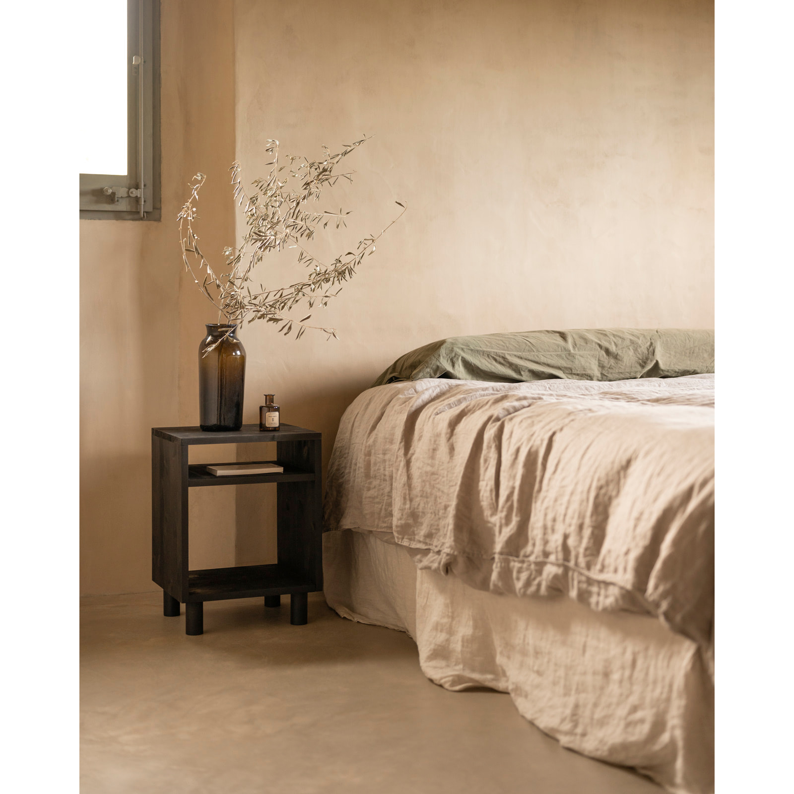 Mesita de noche de madera maciza en tono negro de 51x32cm Alto: 50.5 Largo: 32 Ancho: 37.5