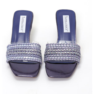 Sandali con tacco basso a rocchetto e fascia con ricamo e pietre