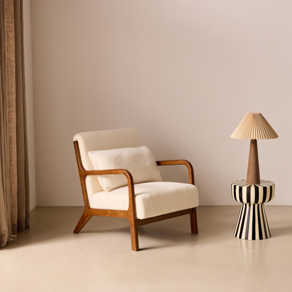 Fauteuil scandinave bois d'hévéa teinté noyer clair et bouclette LORENS