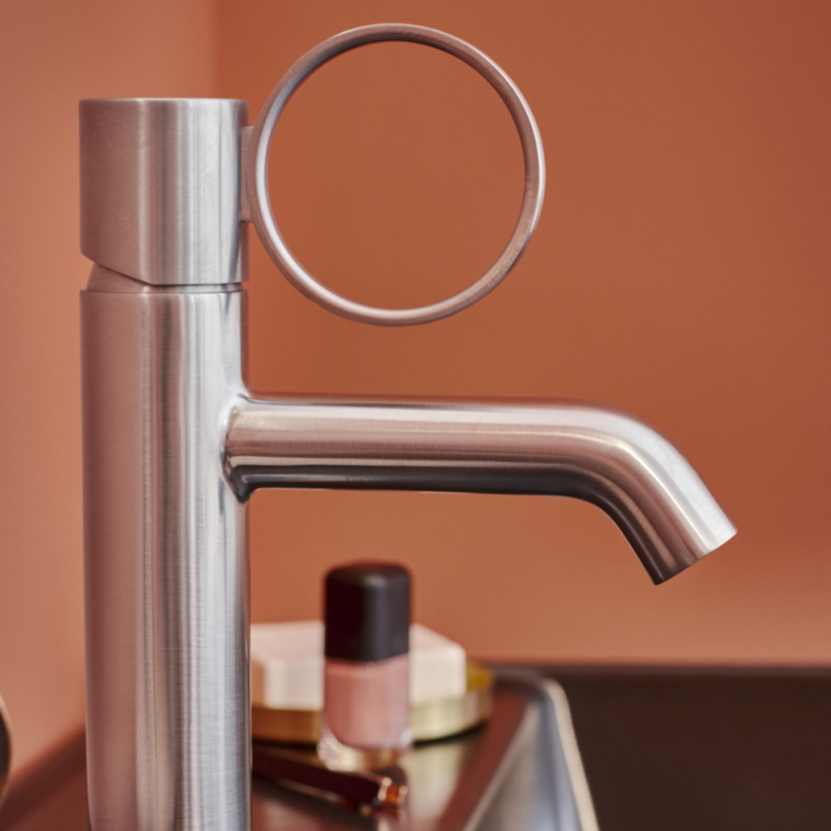 Mitigeur lavabo bas Vivienne chromé brossé avec bague chromée brossée