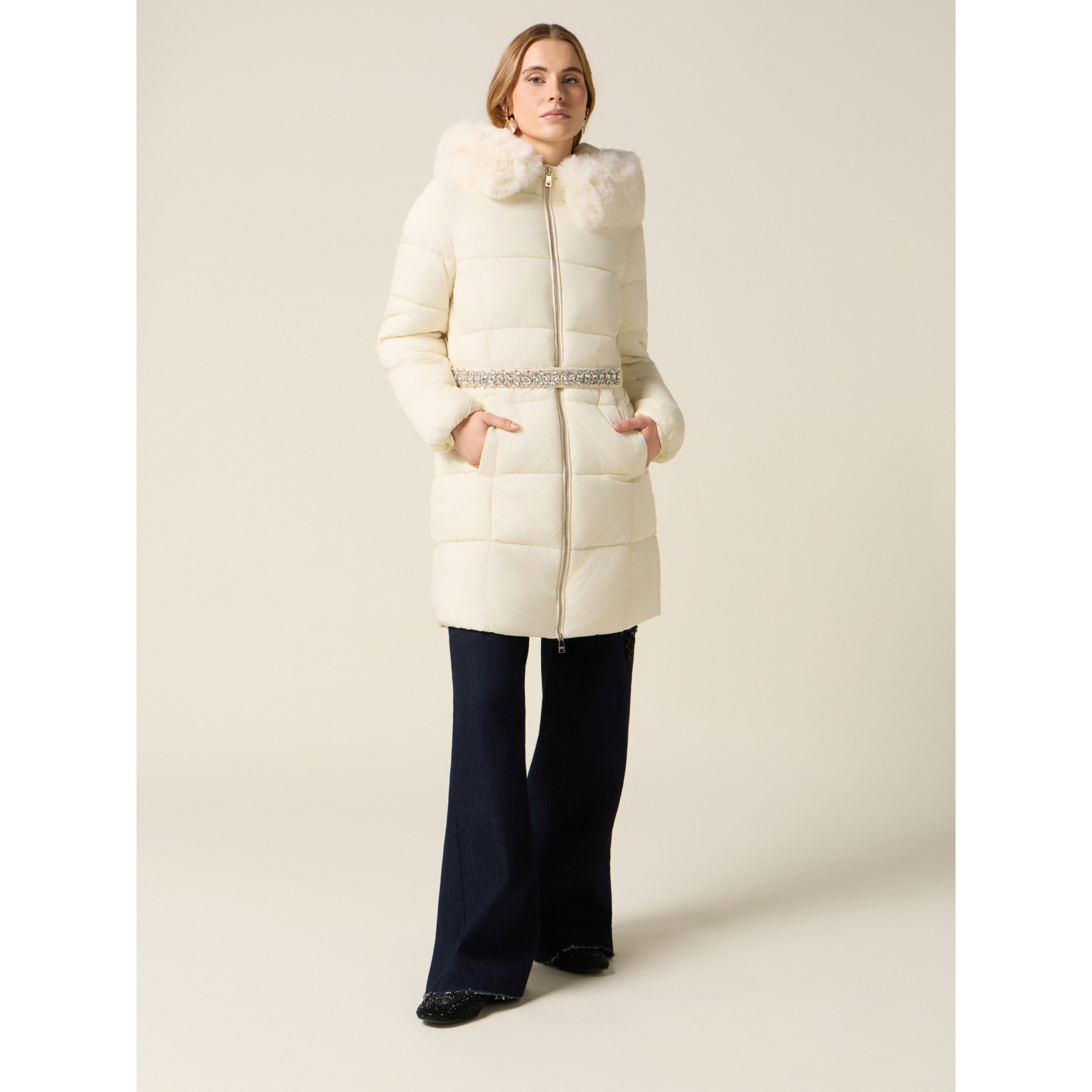 Oltre - Piumino midi con cintura gioiello - Avorio