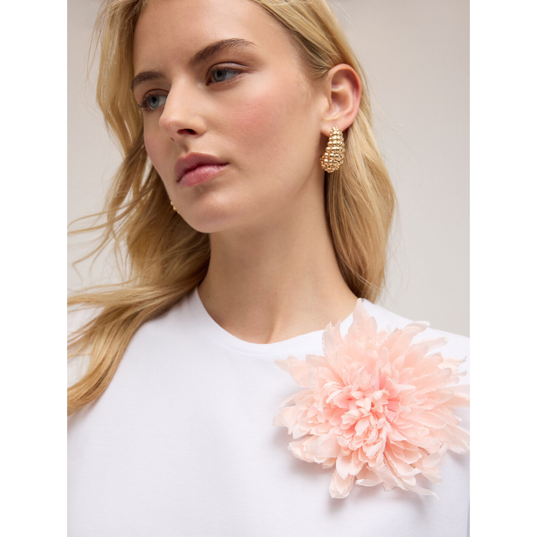 Motivi - T-shirt boxy con spilla a fiore - Bianco