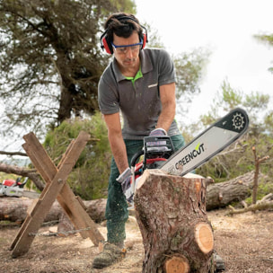 Motosierra de gasolina 2 tiempos 65cc, espada 24" 84 dientes GREENCUT GS720X