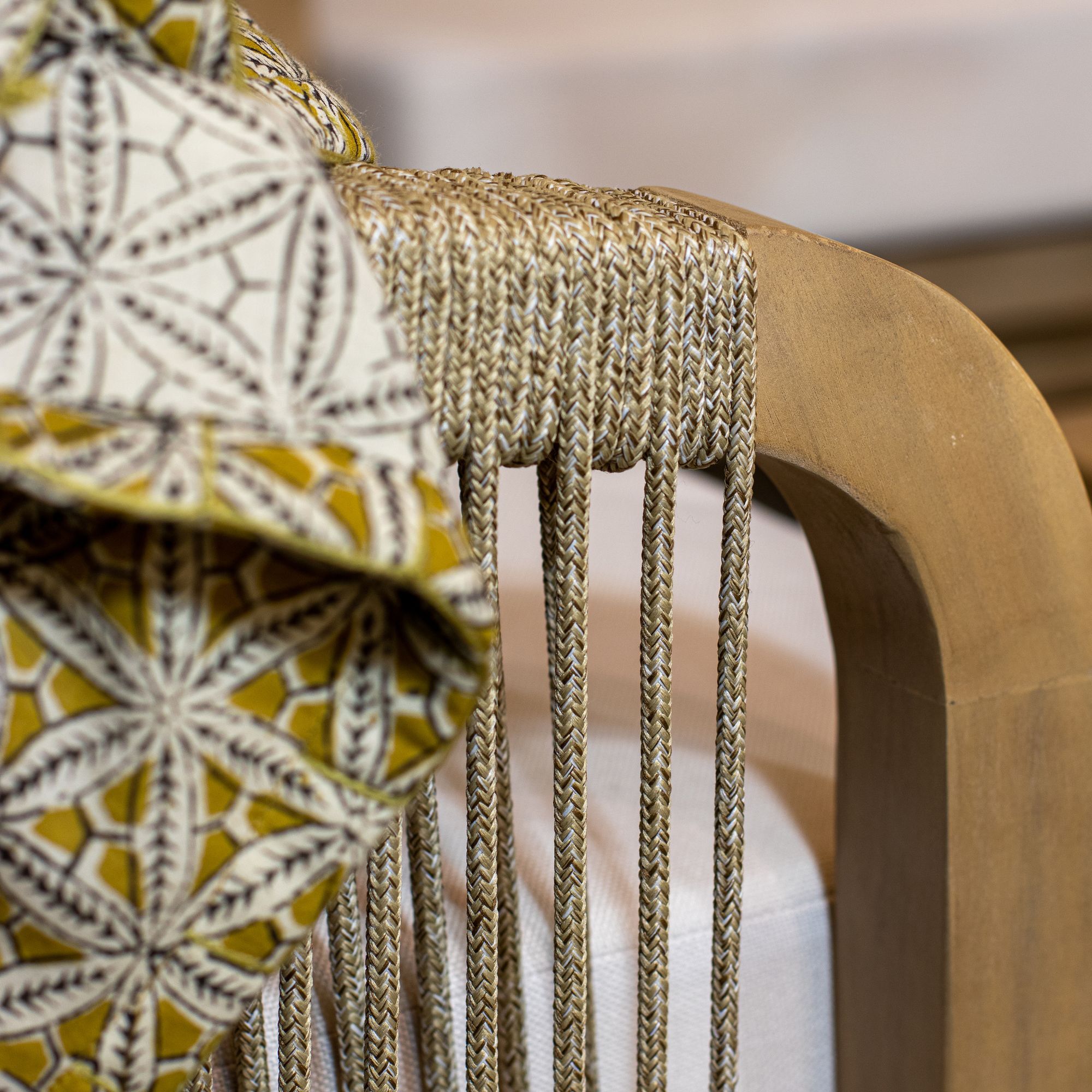 Salon de jardin en bois d'acacia et coussins beige 4 places SAONA