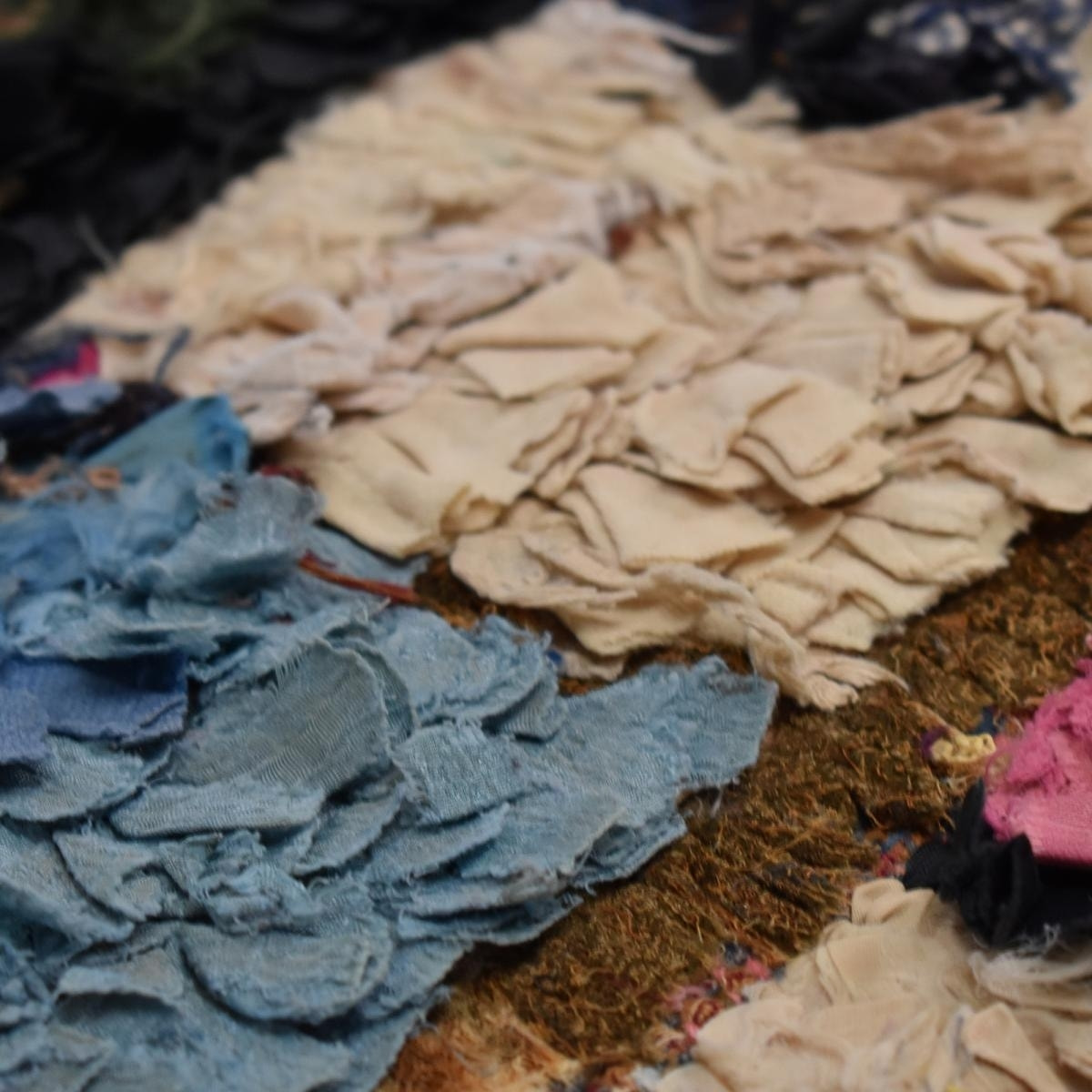 Authentique Tapis berbère fait main en tissu recyclé JUPU