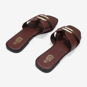 Sandalias planas marrones con metal decorativo