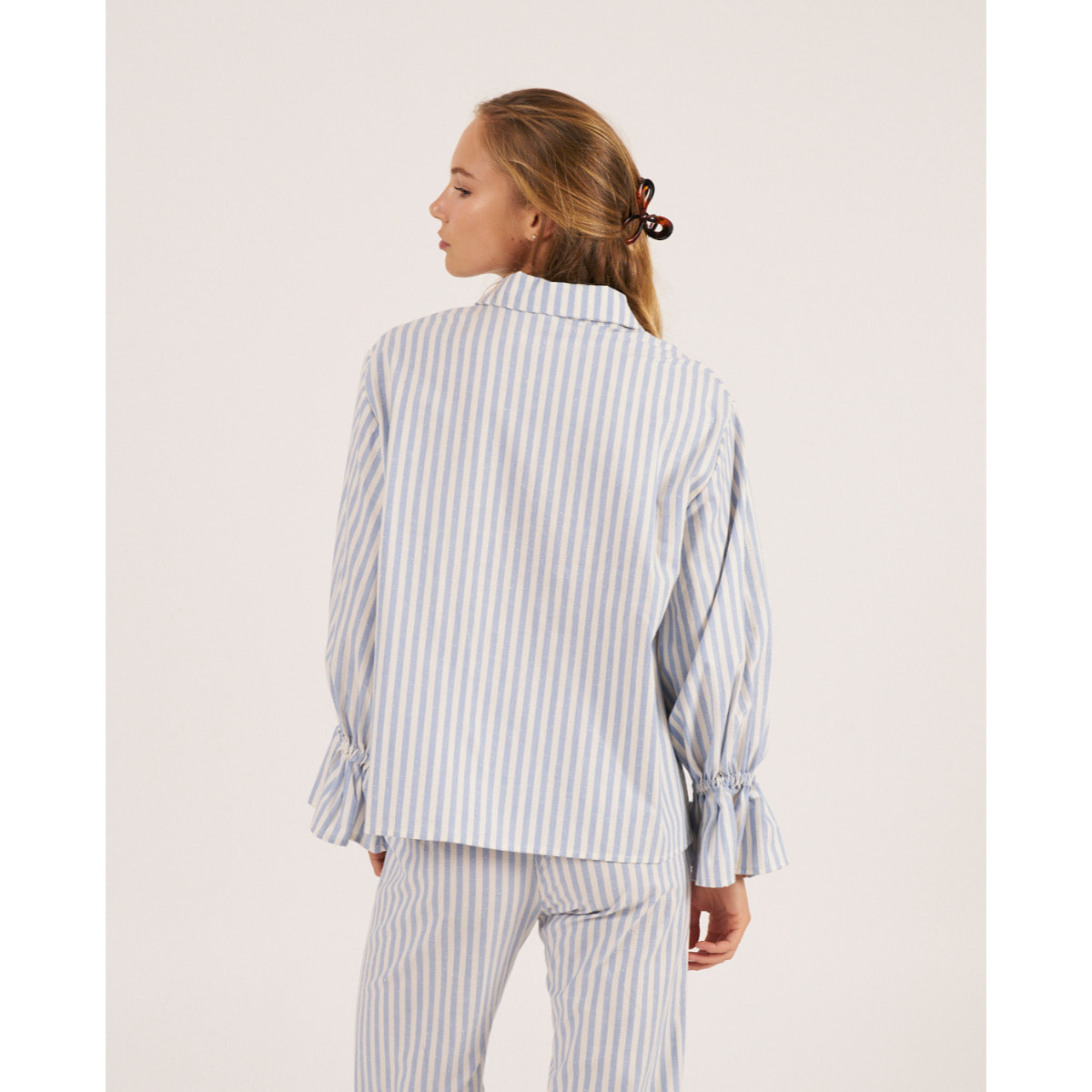 Camiseta de pijama de mujer abotonada con estampado de rayas