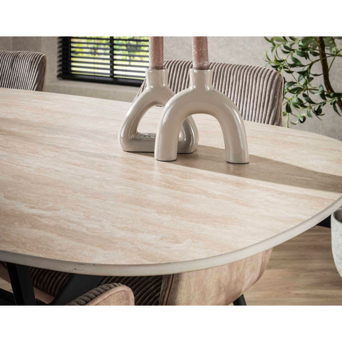 Ruben - table à manger - plateau en céramique effet travertin - pieds en acier - 4 à 6 personnes - Beige / Noir