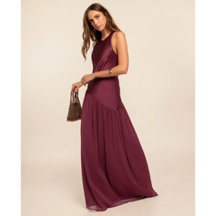 Vestido largo con corte asimétrico y espalda abierta