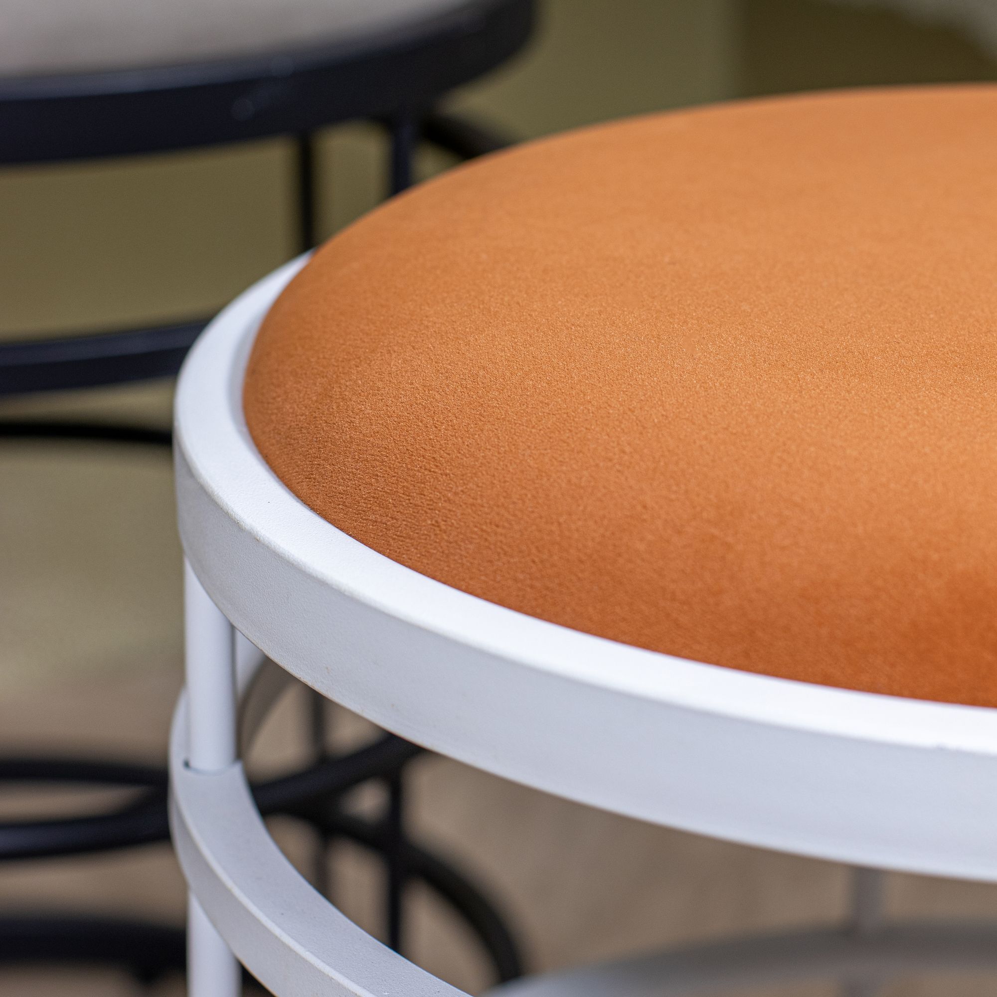 Tabouret en métal blanc et assise en velours terracotta  TOMMY