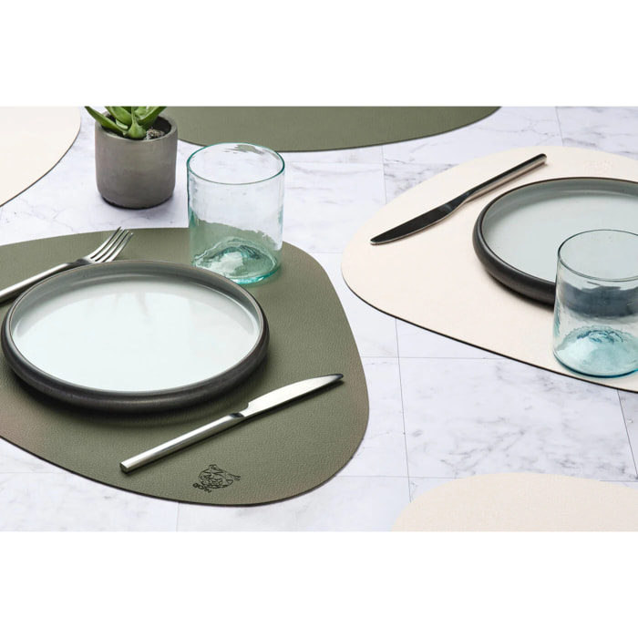 Set de table curve réversible - 6 pièces - Cuir recyclé blanc crème et vert de gris