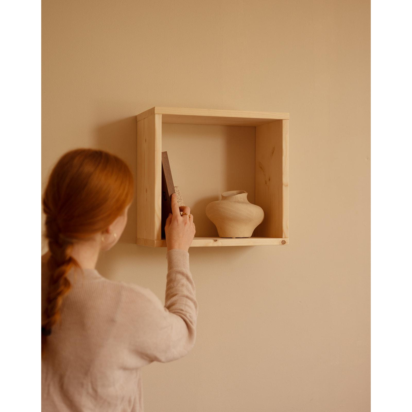 Estanteria de madera maciza en tono natural Alto: 38 Largo: 40 Ancho: 20