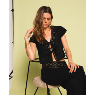 Blusa con escote en V y detalles metálicos