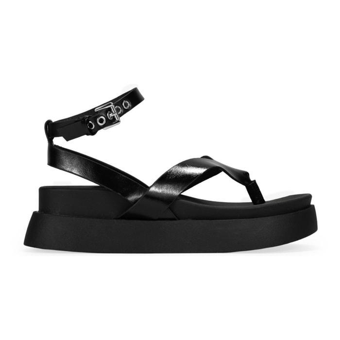 Sandalias de dedo negras con plataforma