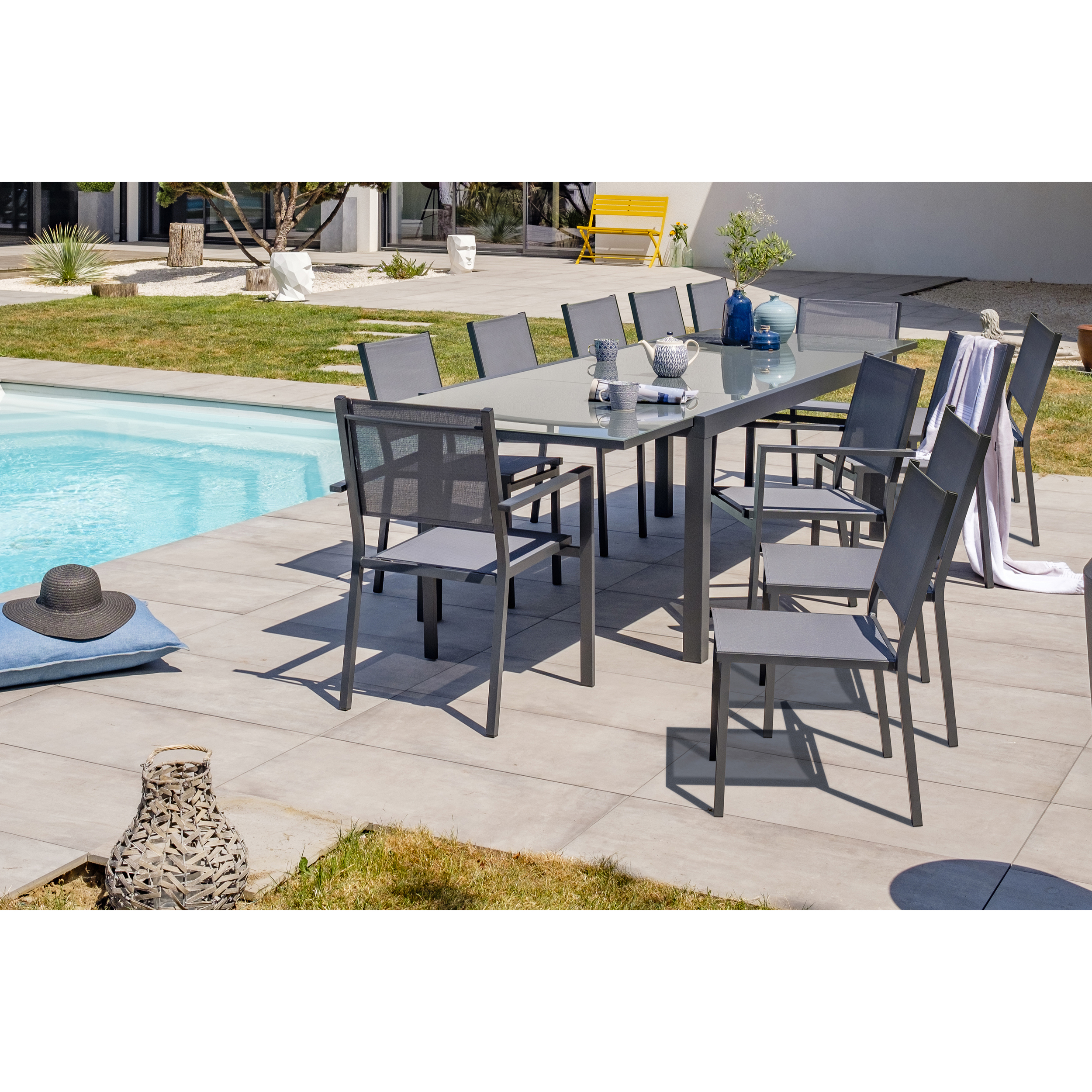 TOLEDE - Ensemble repas 12 places en aluminium anthracite et plateau verre