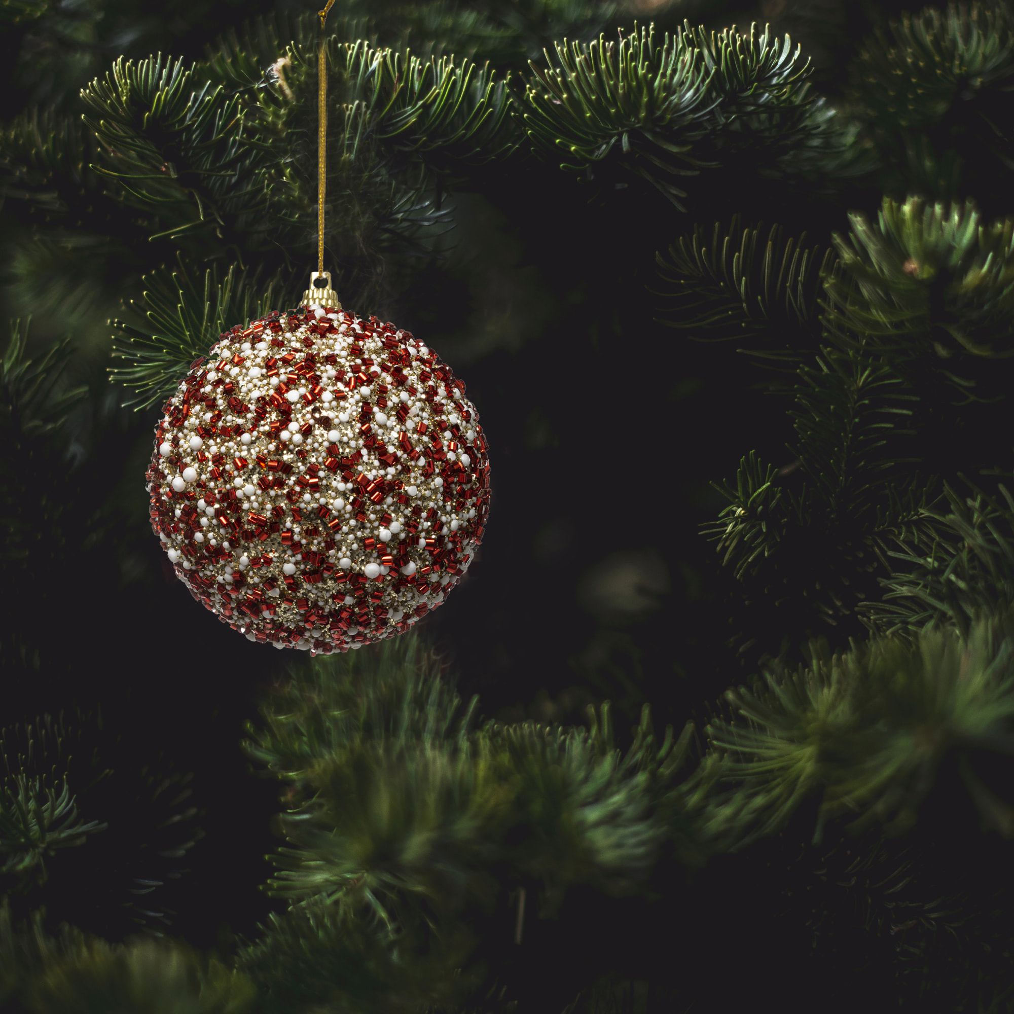 Bola de Navidad  blanca, roja y dorada