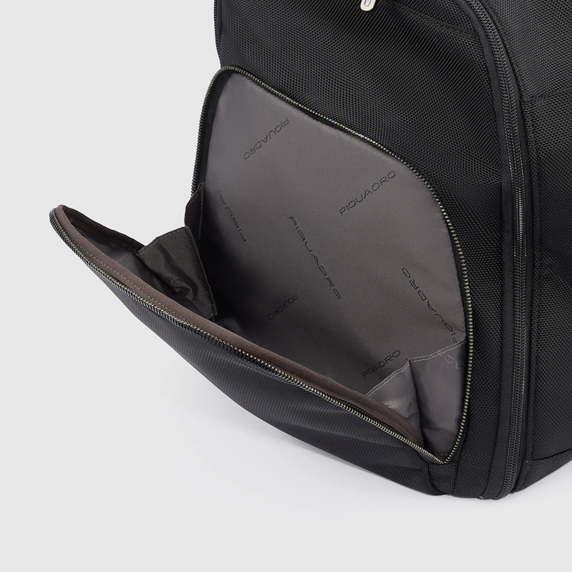 Piquadro Borsa porta abiti con gancio in tessuto riciclato