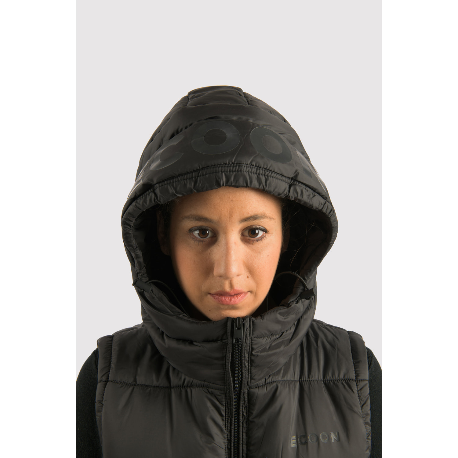 Chaleco Barcelona Long Vest dela marca ECOON - Negro