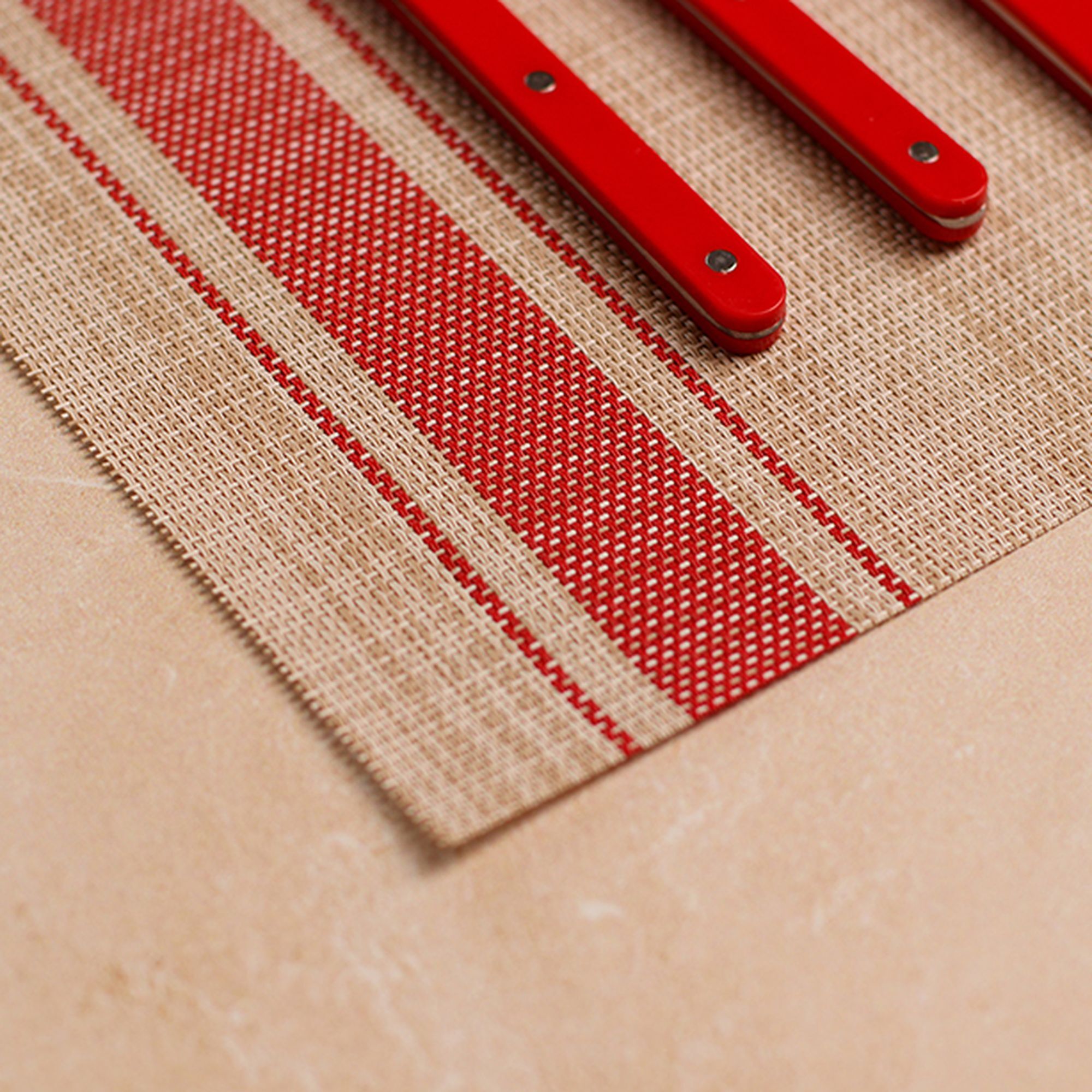 Lot de 6 sets de table tissé en PVC beige et rouge 45x30cm