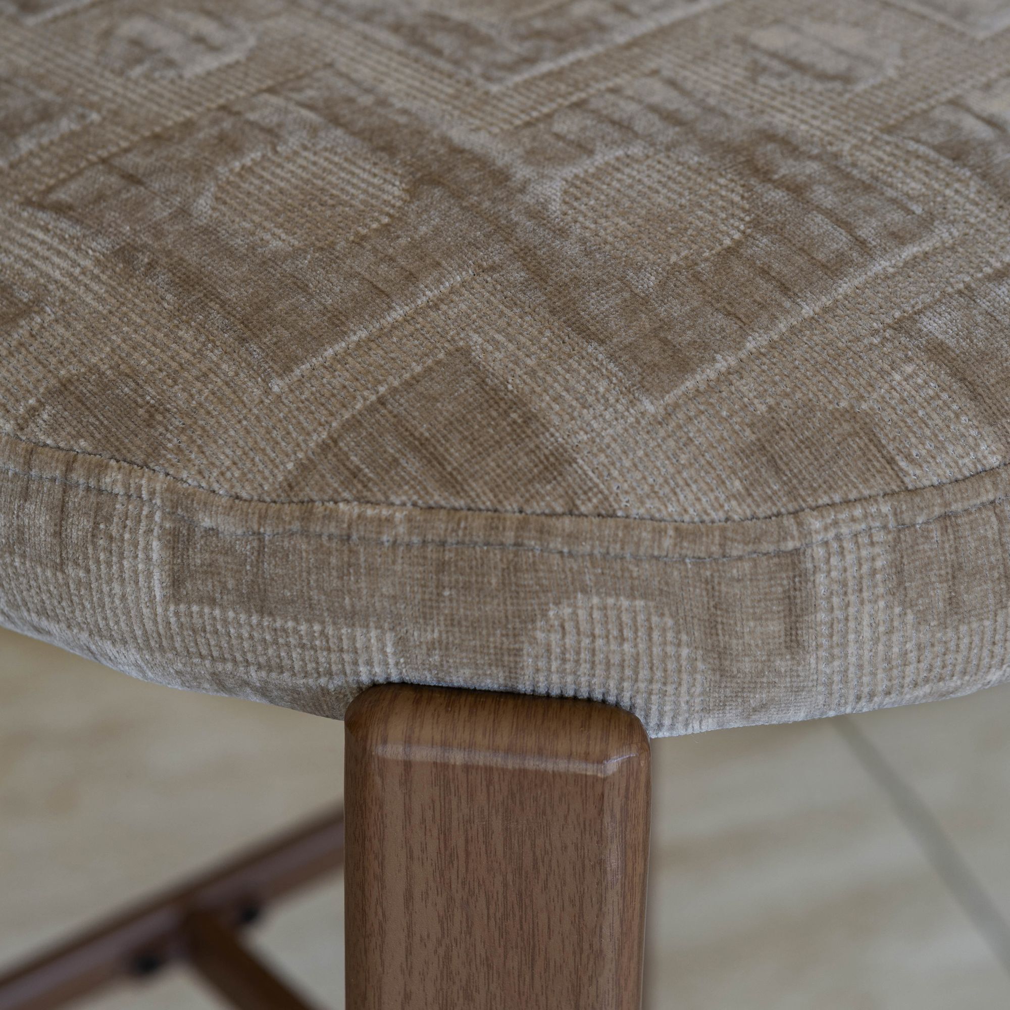 Lot de 2 chaises hautes de bar en tissu et bois taupe SUZIE