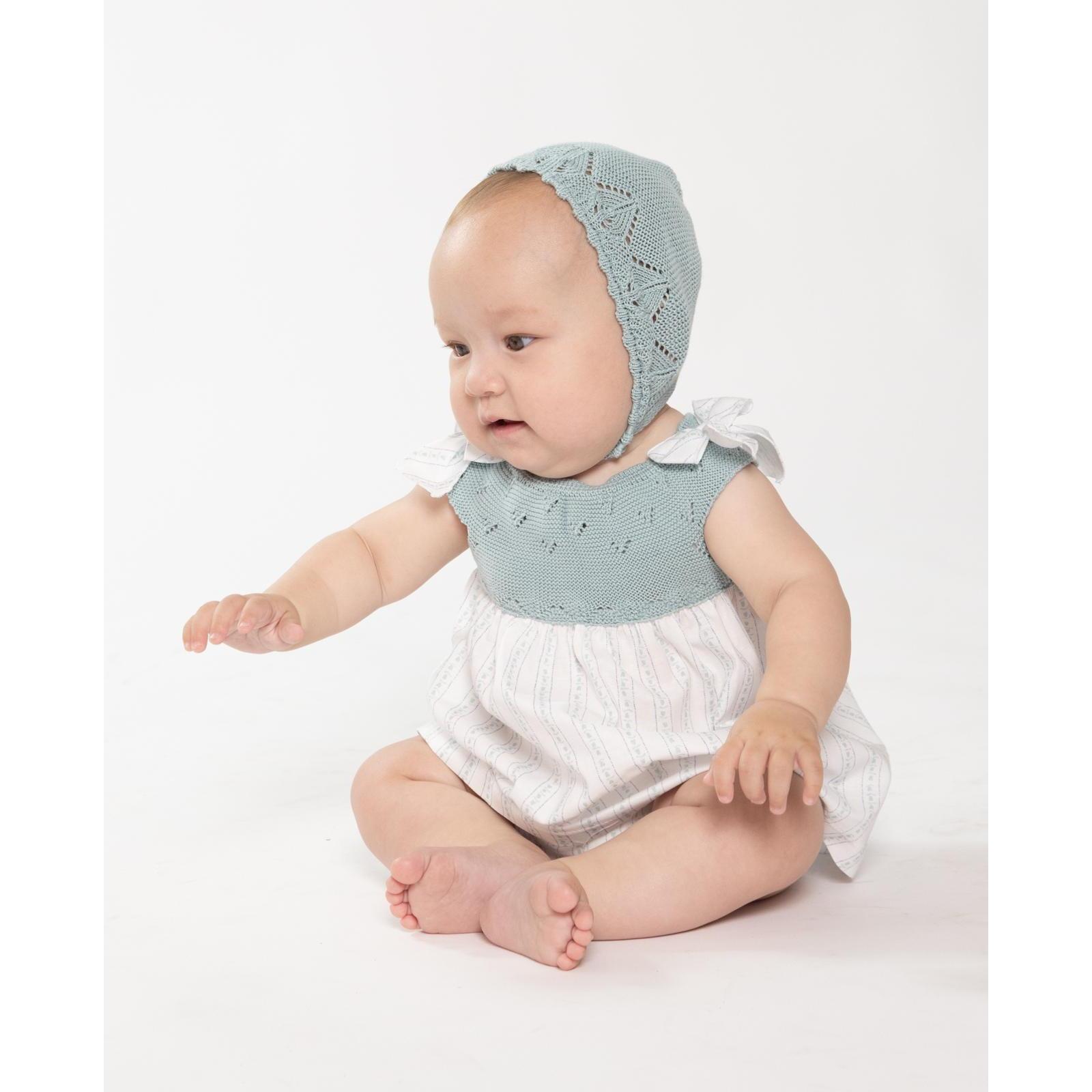 Vestido corto estampado flores y rayas, con cuerpo de punto verde y lazos en el hombro.