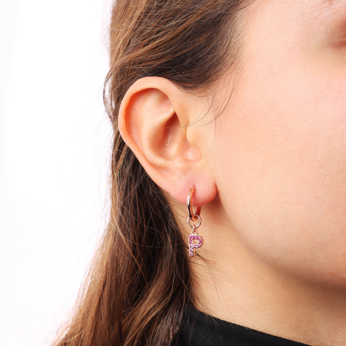 Orecchino a Cerchio con Ciondolo Lettera P in Pavé di Cubic Zirconia Rosa