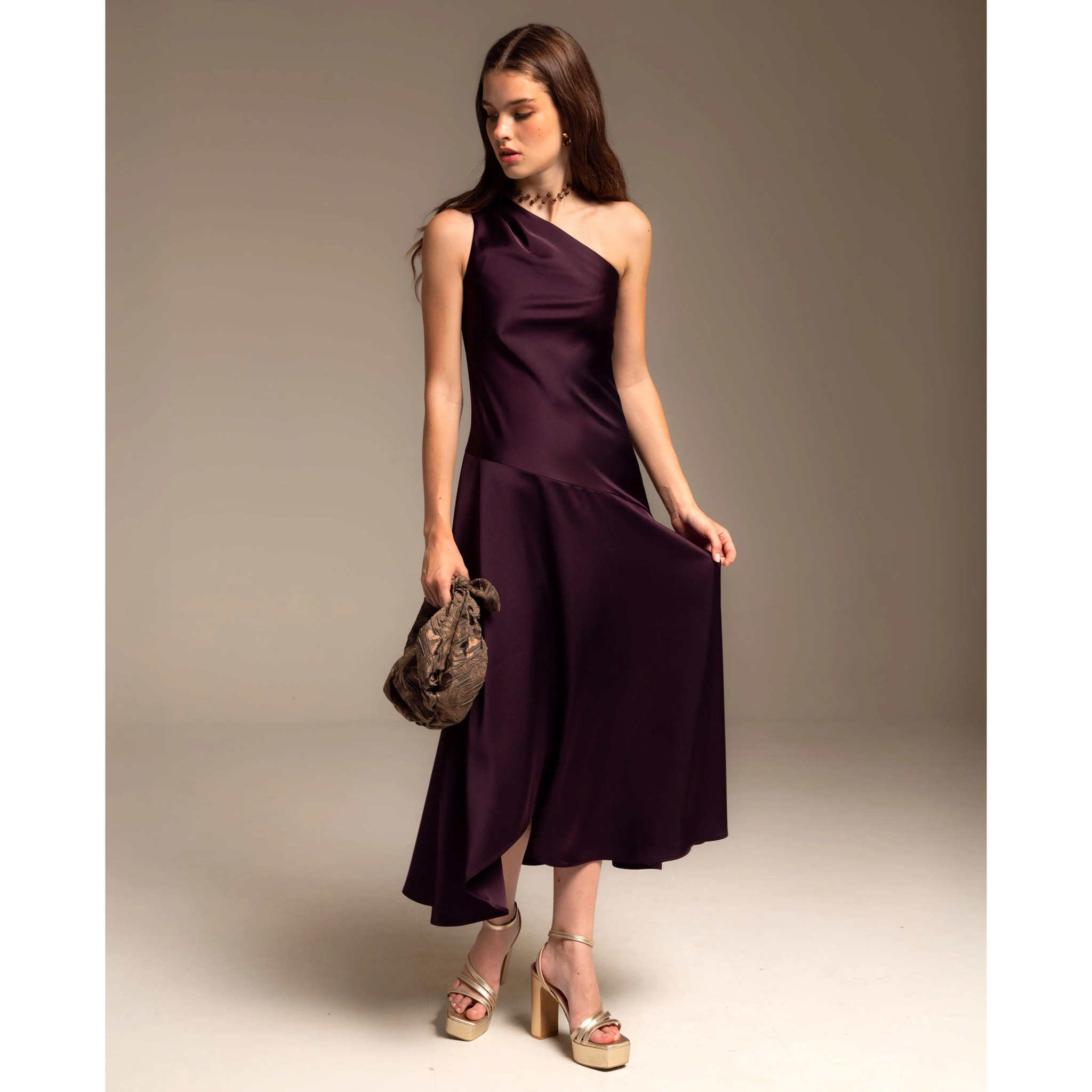 Vestido midi con escote asimétrico color ciruela